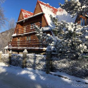 Domek Glinno 77 domek w zimowej scenerii
