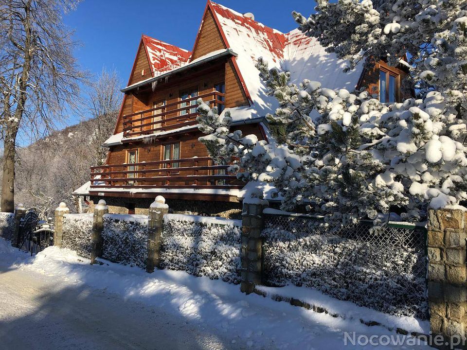 Domek Glinno 77 domek w zimowej scenerii